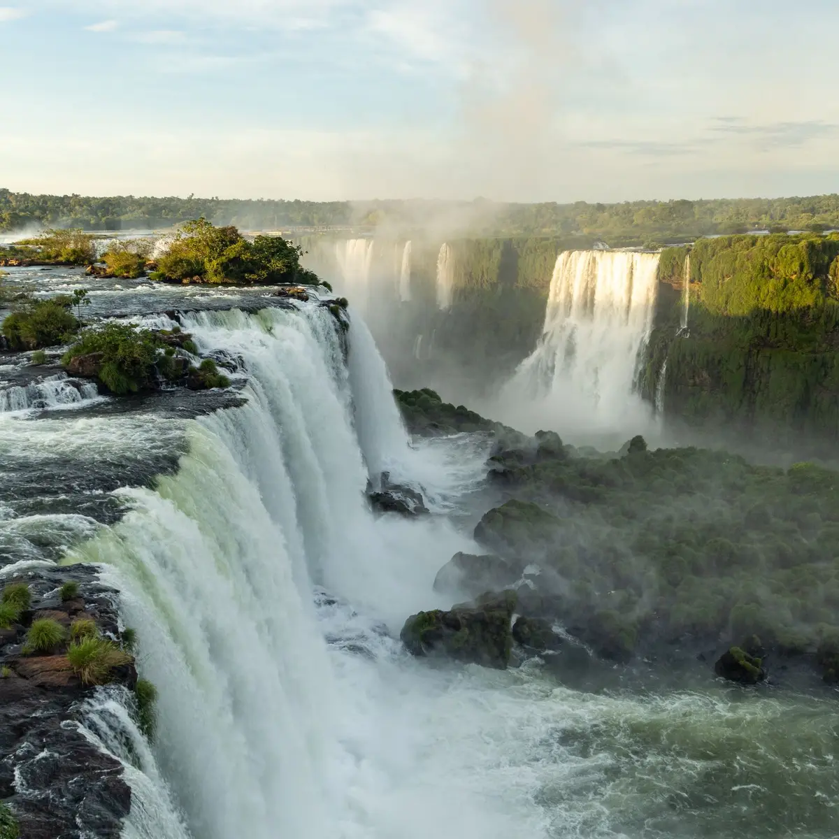 Quedas das Cataratas do Iguaçu cercadas de mata