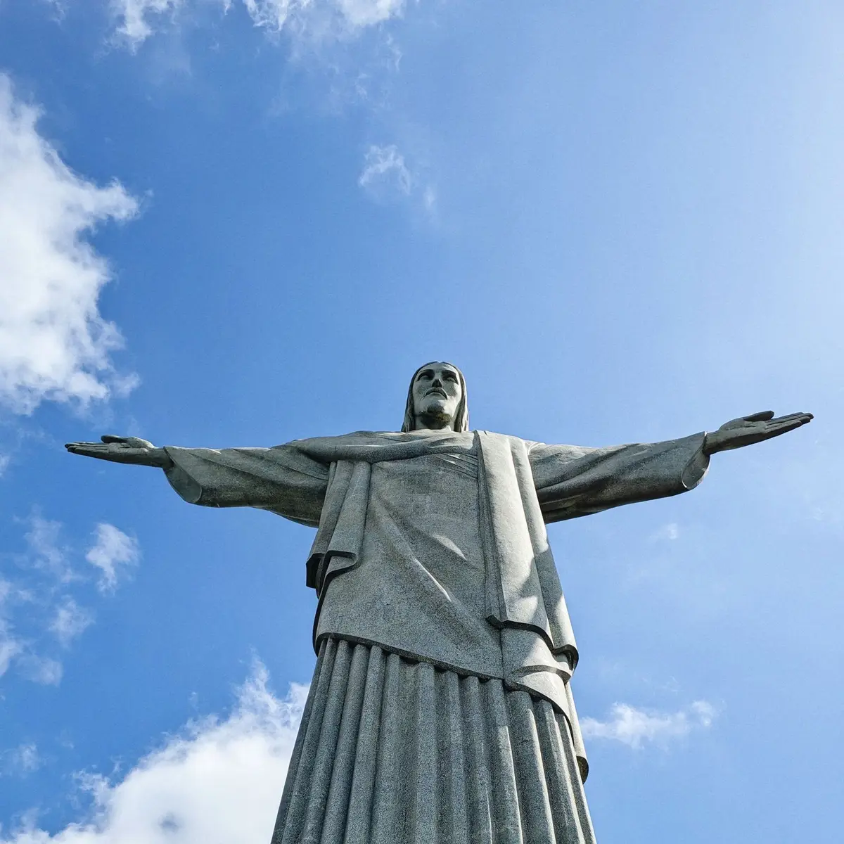 Estátua do Cristo Redentor contra o céu azul, no Rio de Janeiro