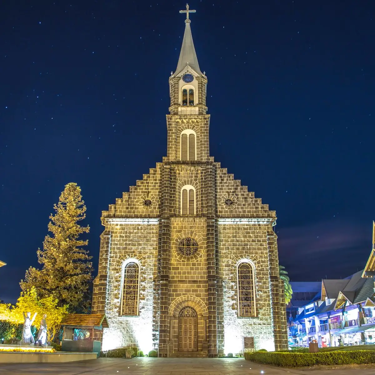 Igreja de pedra iluminada à noite em Gramado
