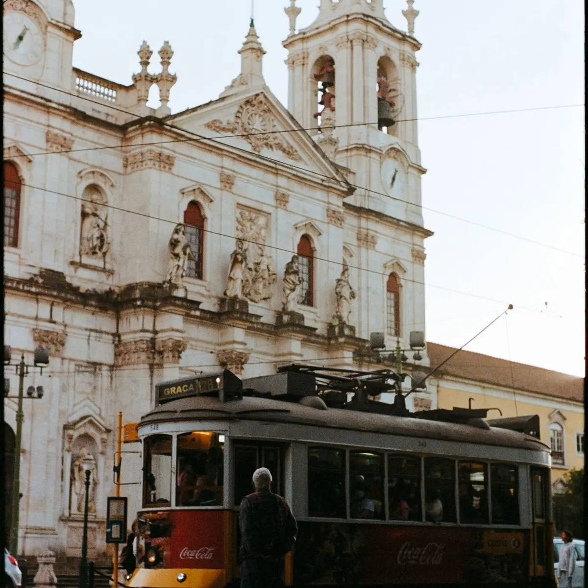 Bonde antigo passando em frente à Basílica da Estrela, em Lisboa