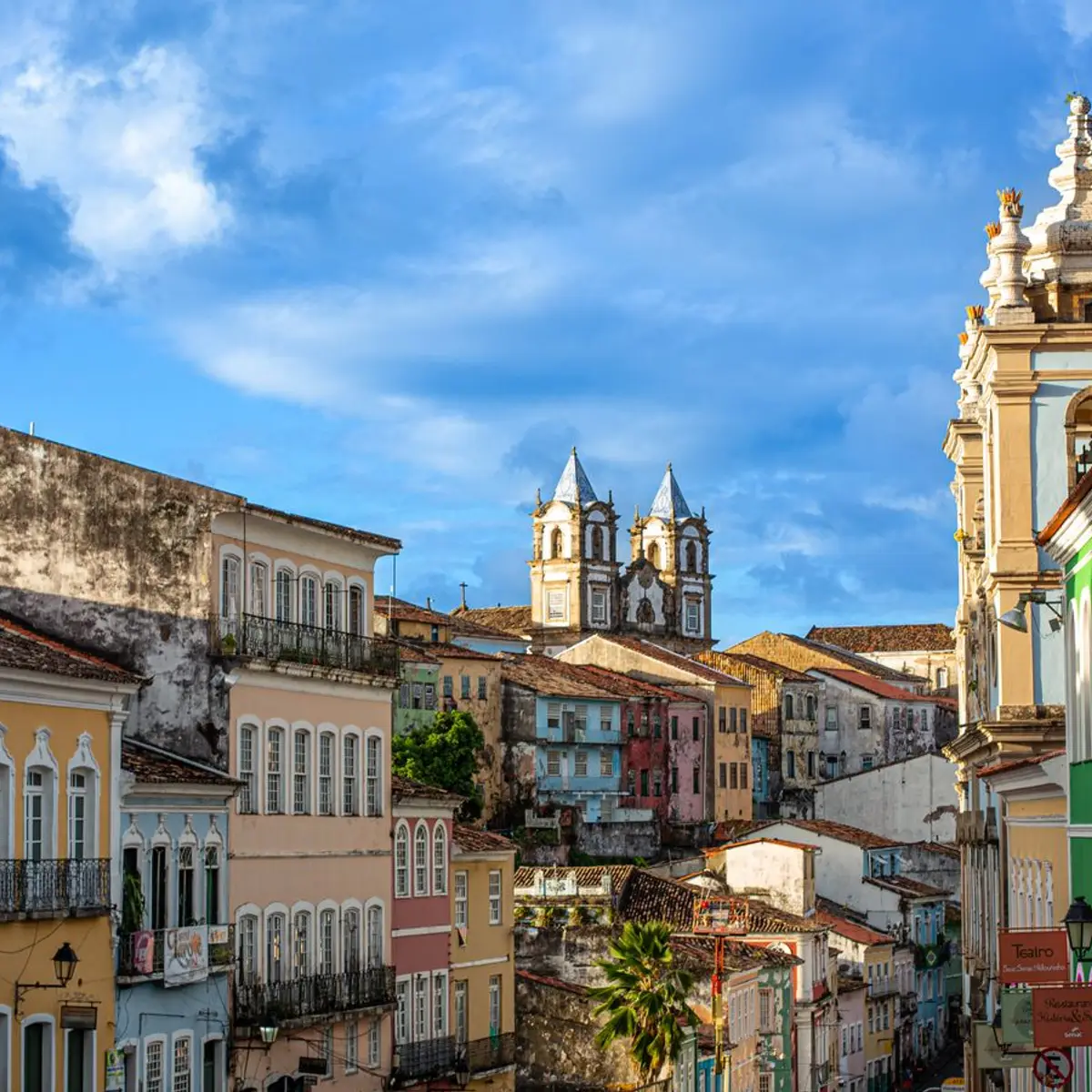 Casarões coloridos e igrejas do centro histórico de Salvador